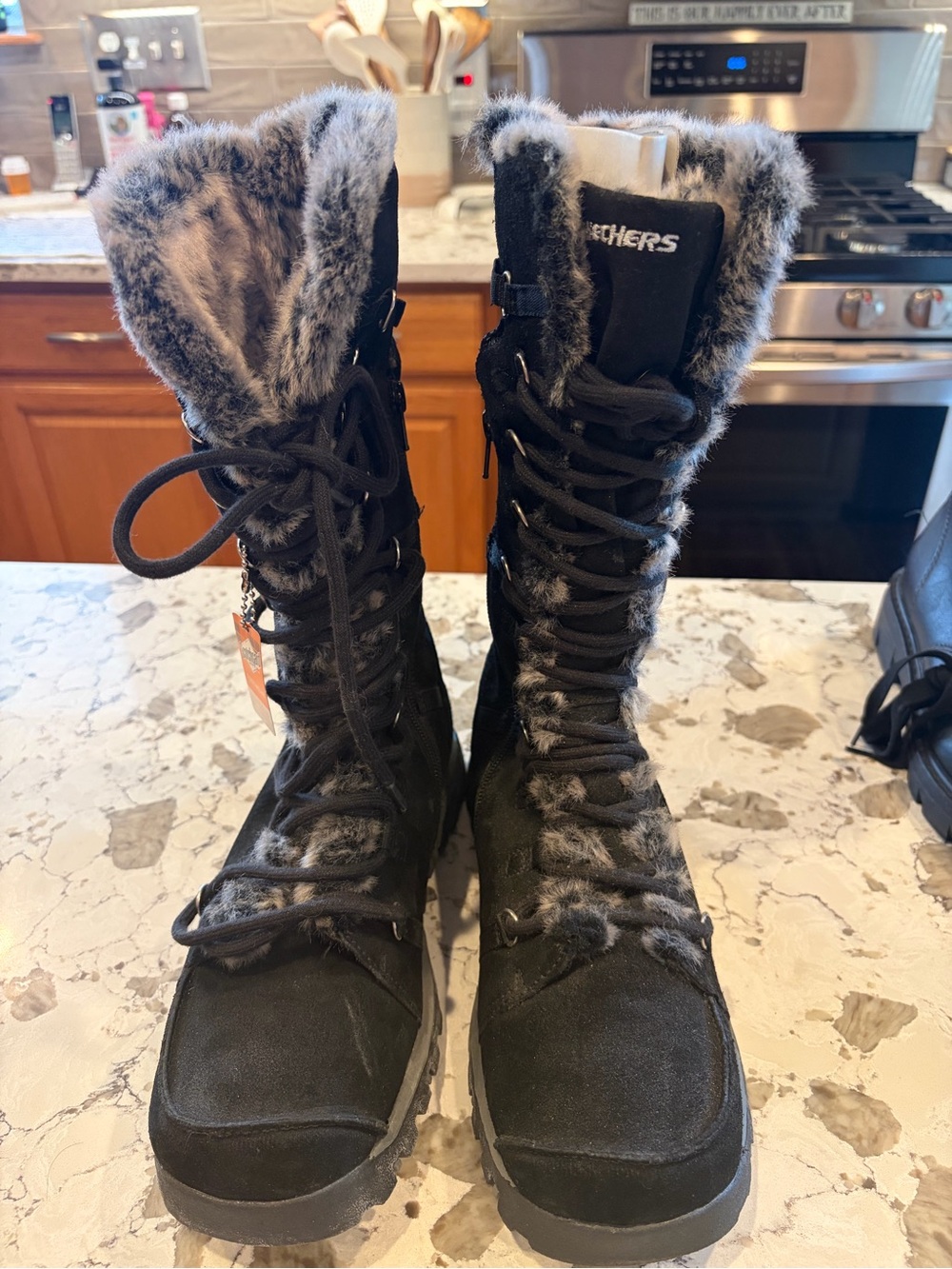 Skechers Black Women's Faux-Fur Lace-Up Winter Boots size 9.5